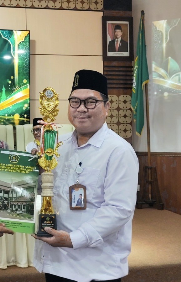Andri Prayitno menerima trofi Juara I Anugerah GTK Madrasah DIY 2026