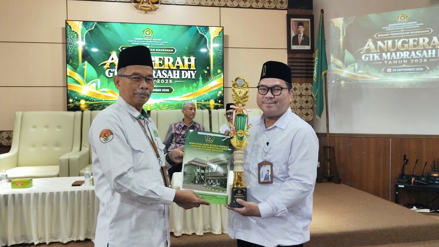 Andri Prayitno menerima trofi Juara I Anugerah GTK Madrasah DIY 2026