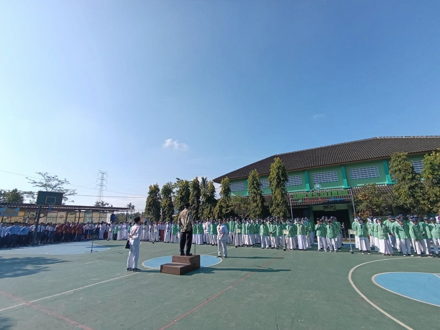 Upacara bersama sekolah dan madrasah