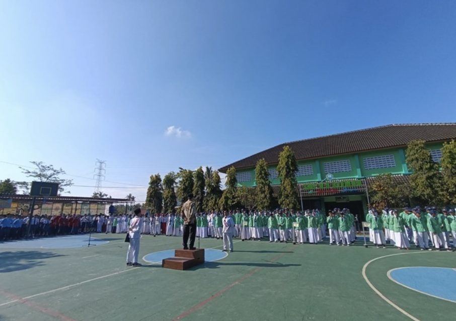 Upacara gabungan sekolah dan madrasah