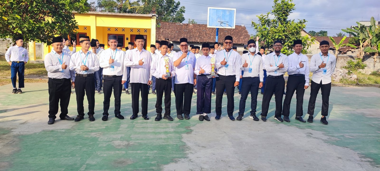 Andri Prayitno bersama guru dan siswa MTs Muna Falih