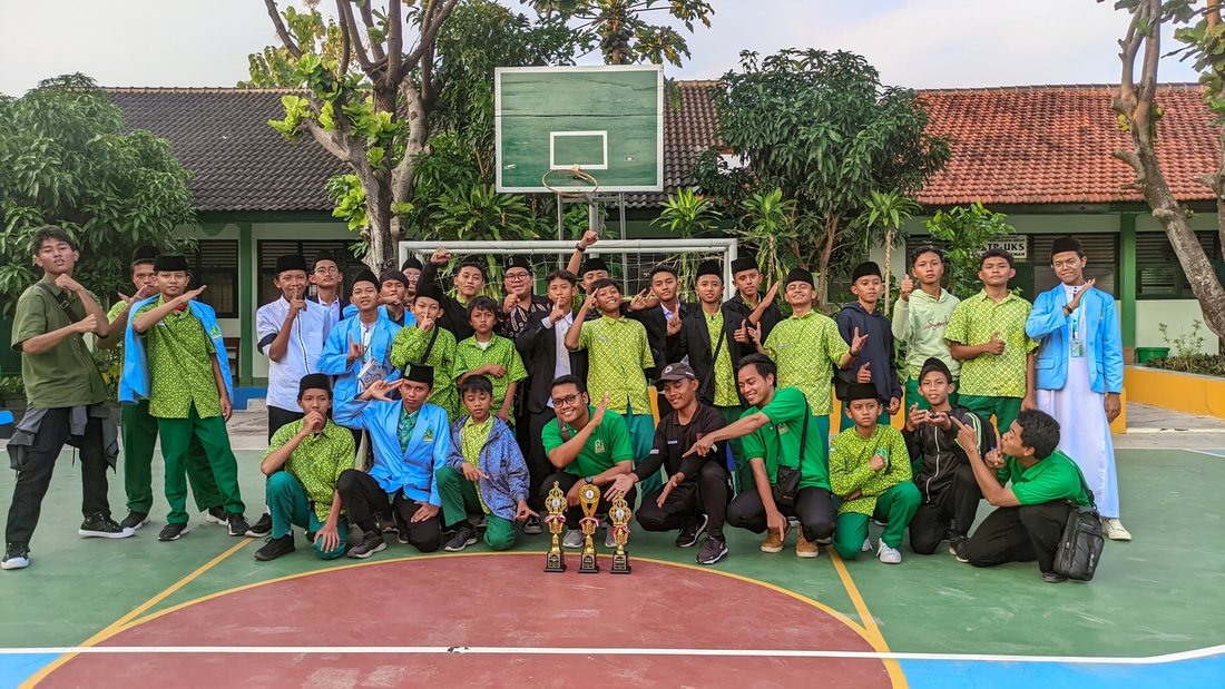 Siswa MTs Muna Falih bersama piala prestasi